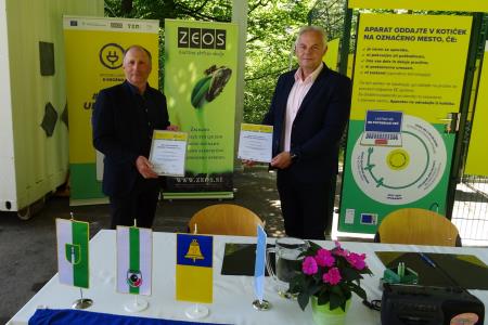 Direktor JKP Grosuplje Stanislav Stopar in direktor družbe ZEOS Emil Šehić s podpisanimi listinami ob predaji